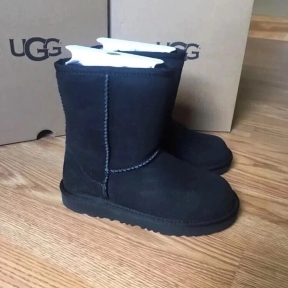 Ugg new  Boots for little girl size 8